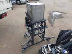 Robot HariTech HariBot může nést řádkové rozmetadlo (zobrazeno 15x)
