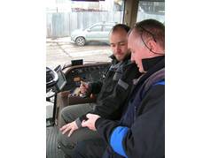 Tomáš Loch při instalaci autopilotu na pásový traktor JD (2) (zobrazeno 133x)