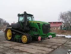 Tomáš Loch při instalaci autopilotu na pásový traktor JD (3) (zobrazeno 136x)