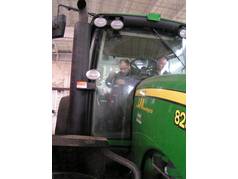 Tomáš Loch při instalaci autopilotu na pásový traktor JD (4) (zobrazeno 117x)